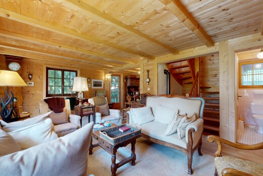 salon avec escaliers, wood ceiling, plafond en bois, high end ceiling, et beamed ceiling