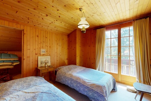 chambre avec wood wall, mur en bois, wood ceiling, plafond en bois, et dated wood wall