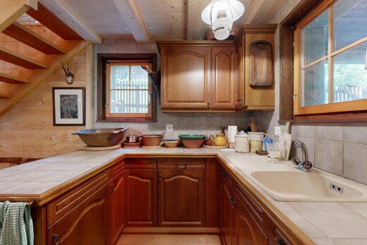 cuisine avec armoires en arc, arched cabinets, plans de travail en carrelage, tile countertops, et light countertops
