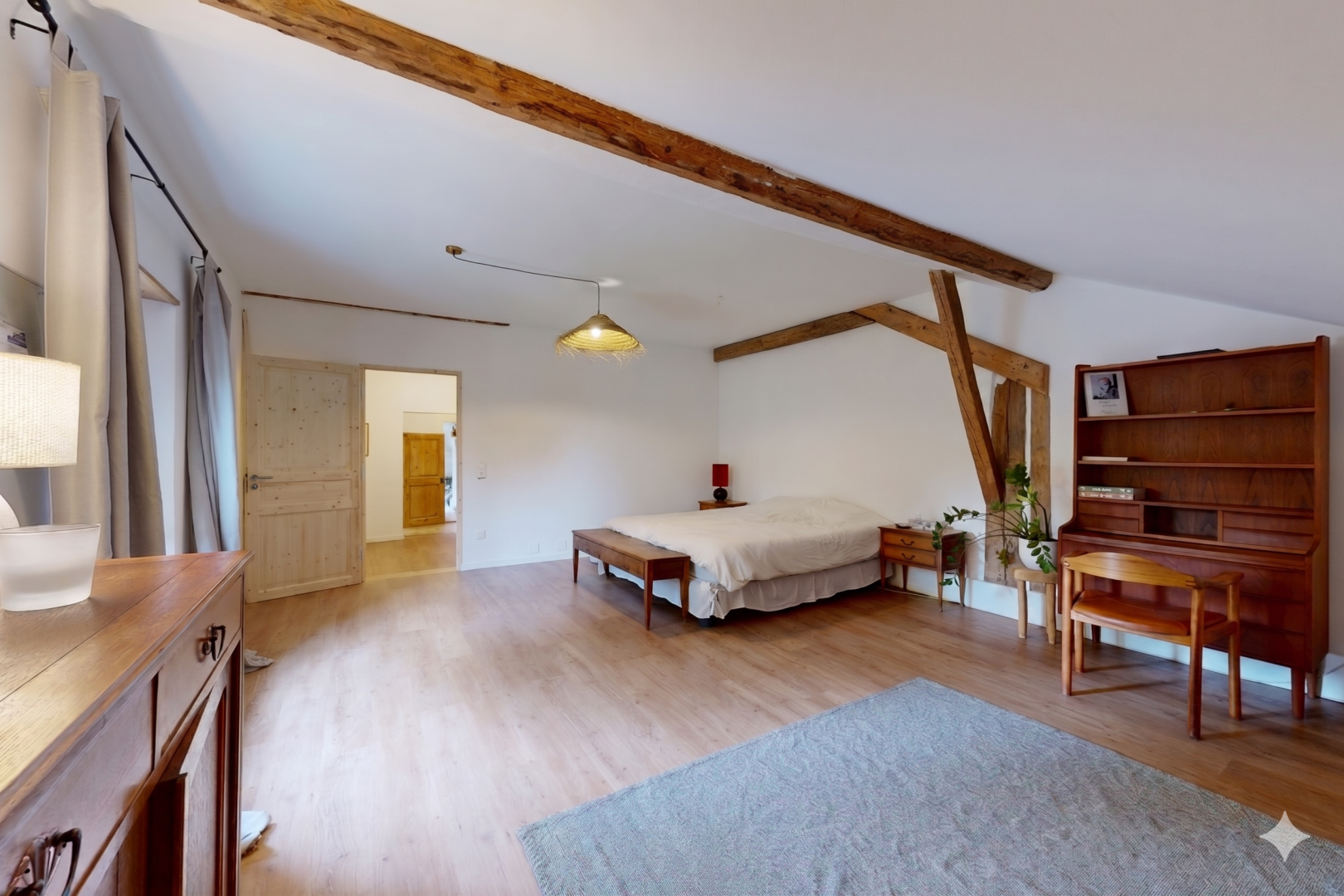 chambre avec wood finish floor, sol en finition bois, inside property, beamed ceiling, et plafond à poutres