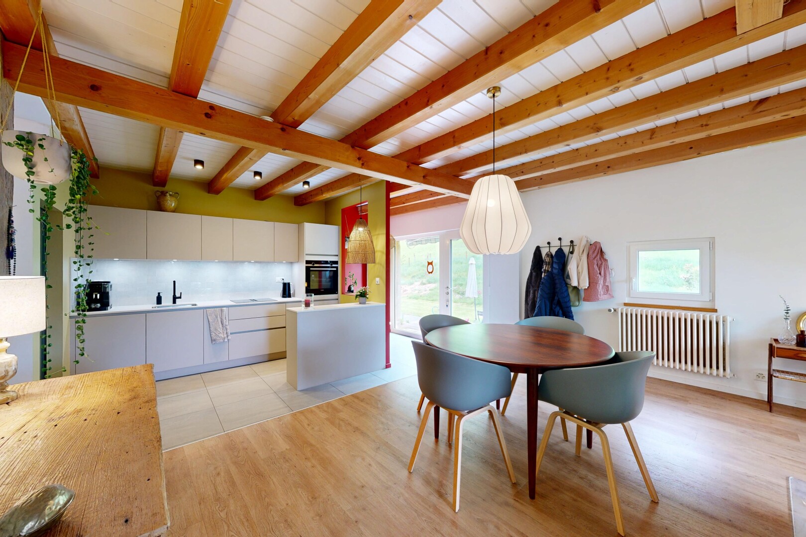 salle à manger avec light floor, backsplash, inside property, radiateur, et natural light
