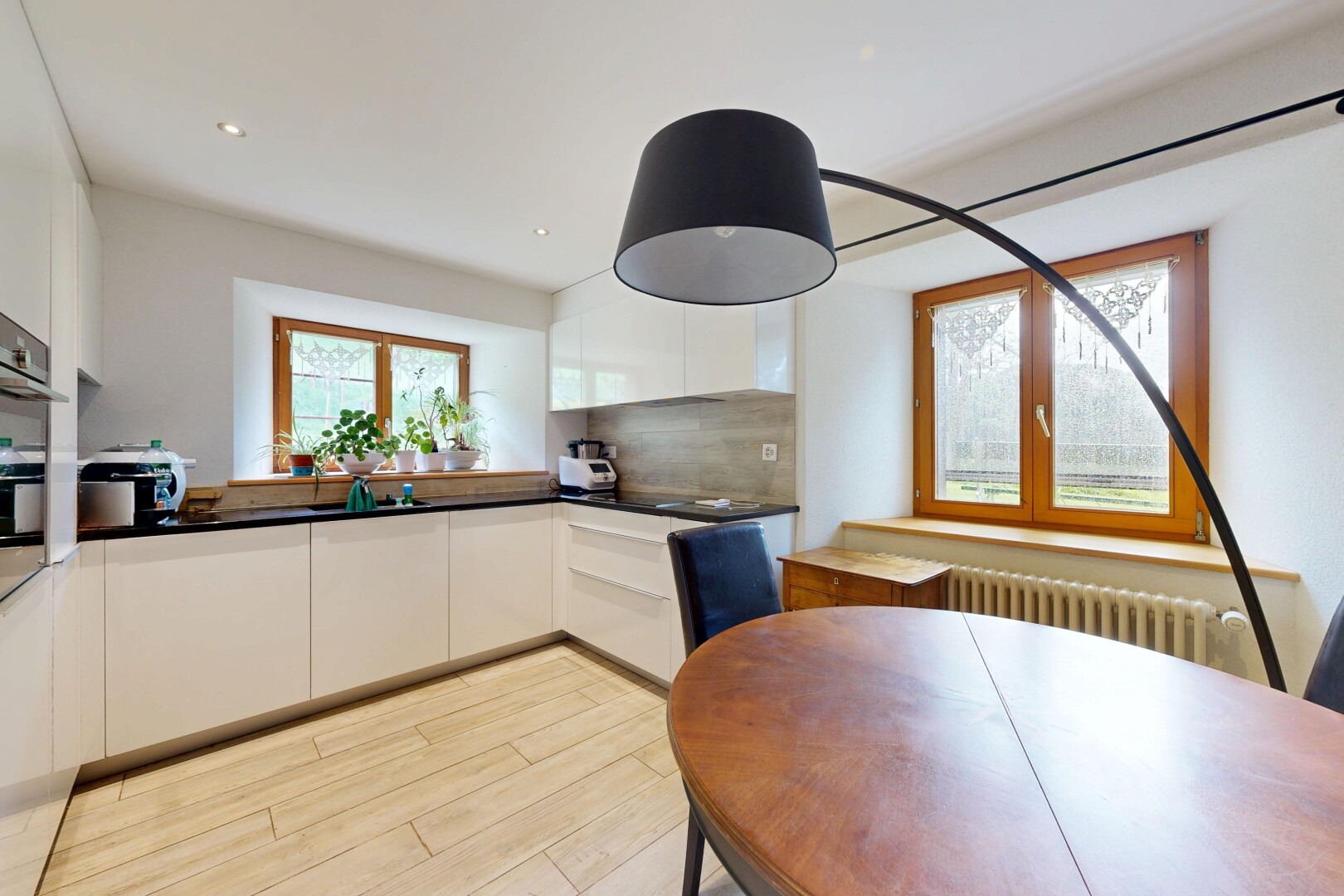 cuisine avec white cabinets, armoires blanches, flat panel cabinets, armoires à panneau plat, et wood finish floor