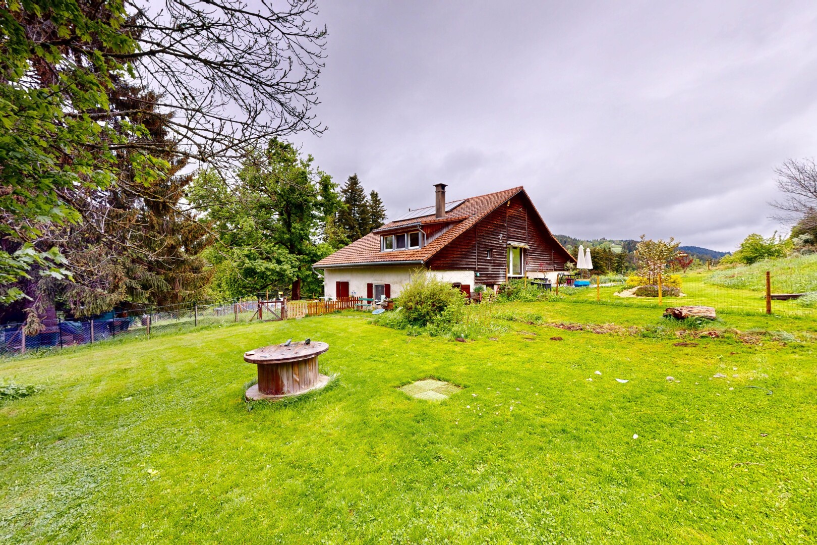 façade avec clôture, overcast, property visible, pelouse, et foyer extérieur