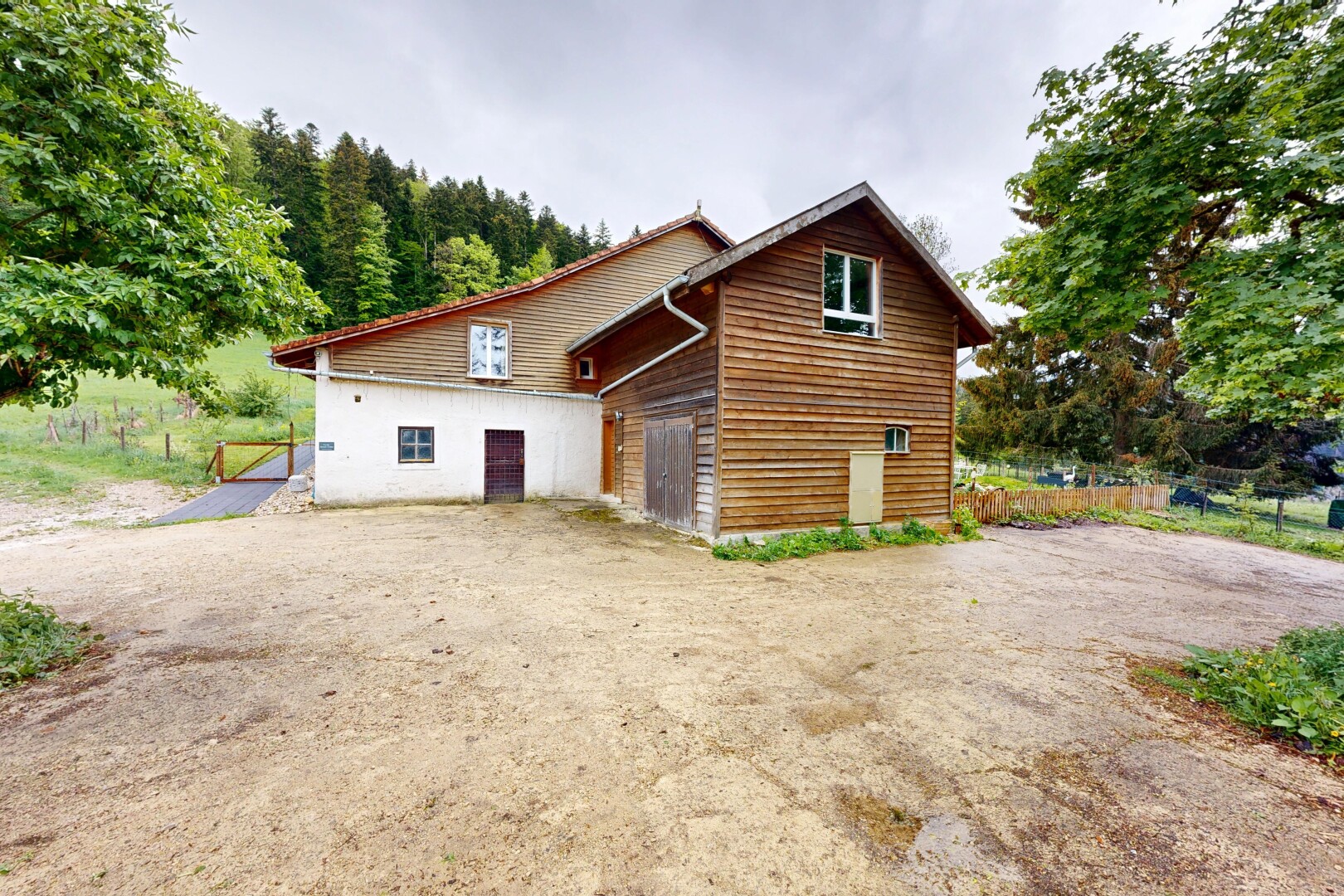 façade avec bardage horizontal, property visible, overcast, aire de stationnement, et bardage en bois