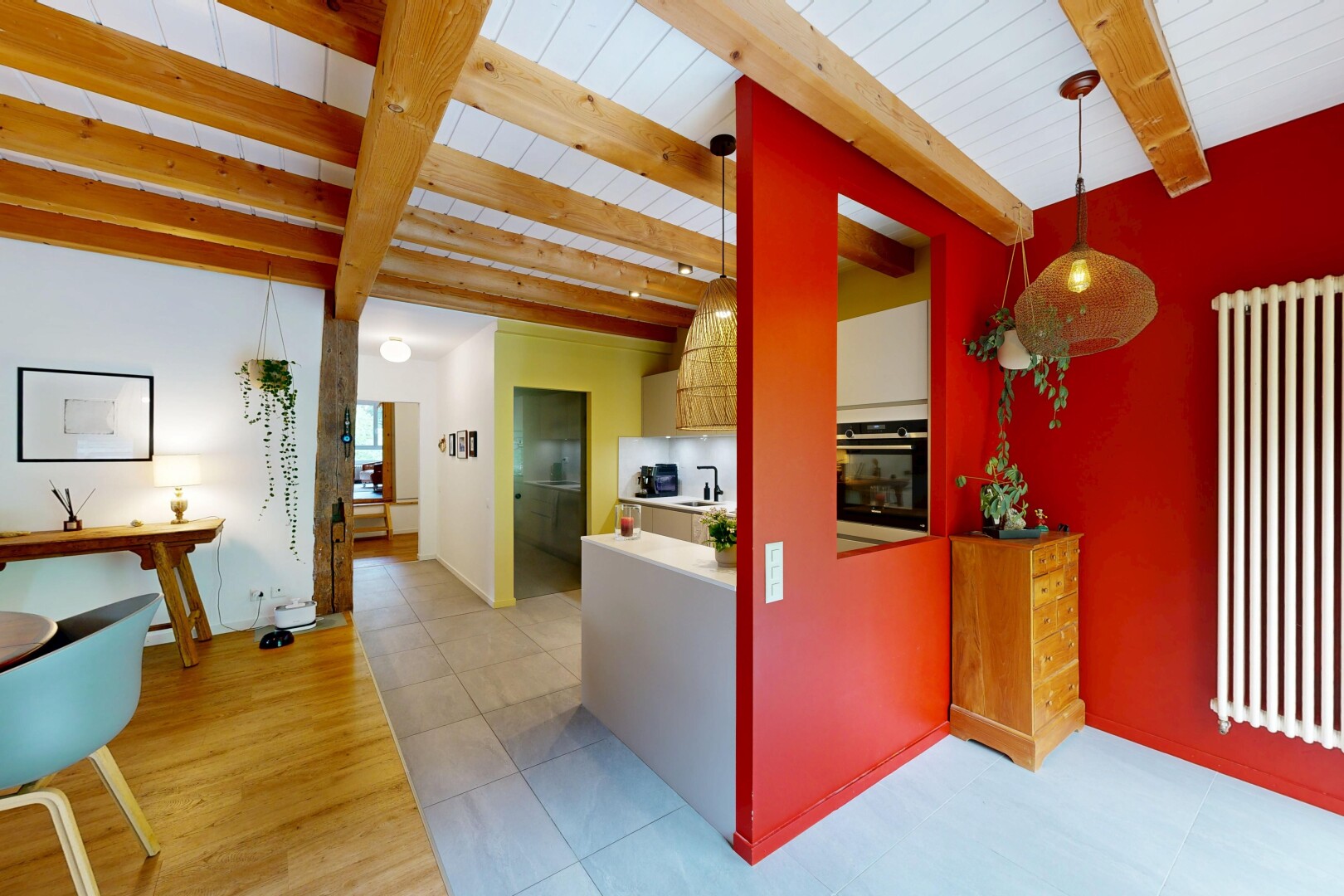 cuisine avec plafond à poutres, beamed ceiling, four, inside property, et radiateur