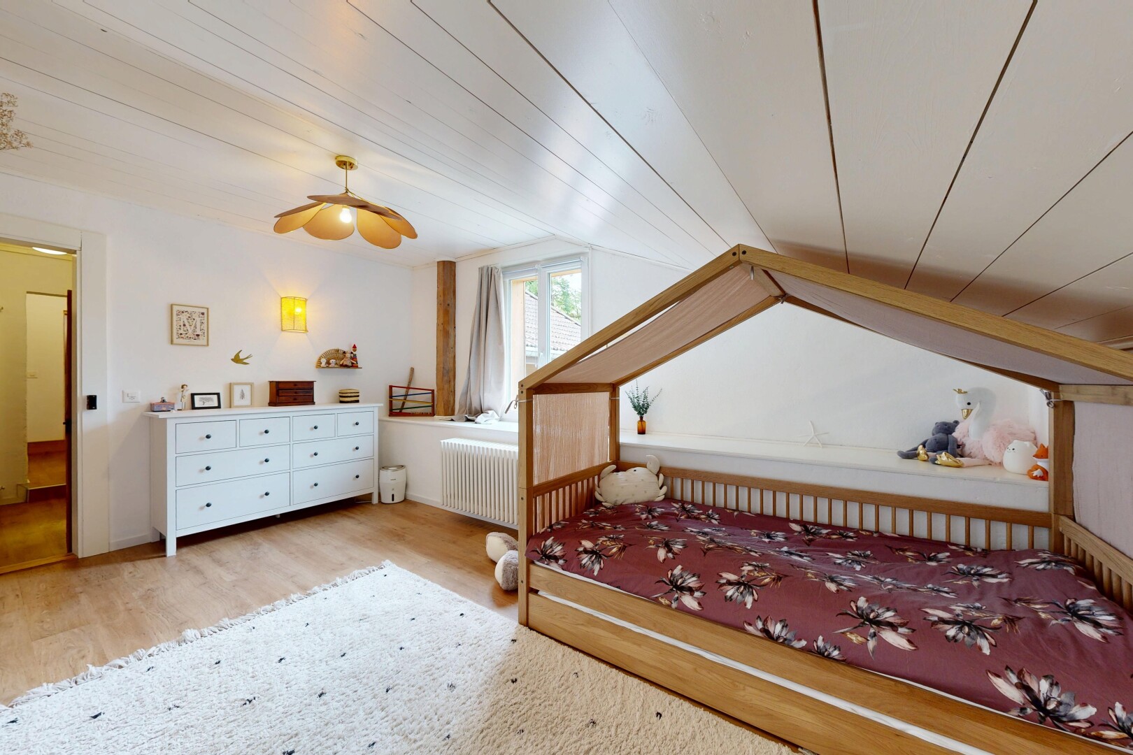 chambre avec wood finish floor, sol en finition bois, natural light, lumière naturelle, et inside property