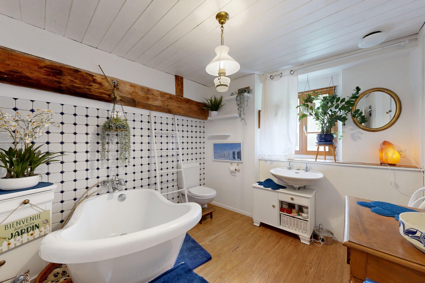 salle de bains avec salle de bain complète, bain, miroir, inside property, et sol en finition bois
