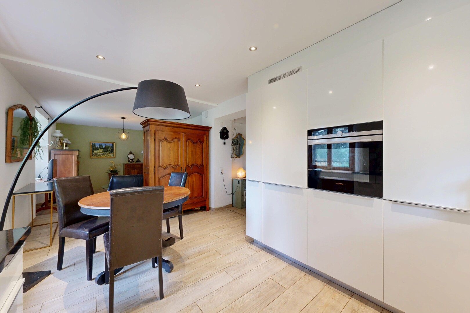 cuisine avec four, sol en finition bois, wood finish floor, light floor, et inside property