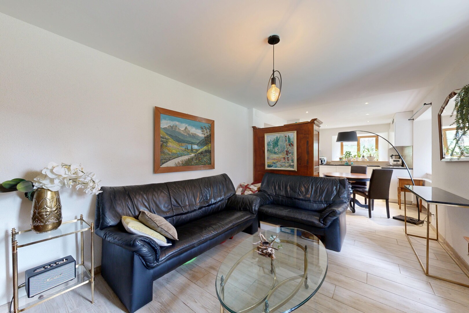 salon / salle à manger avec inside property, sol en finition bois, wood finish floor, lumière naturelle, et natural light