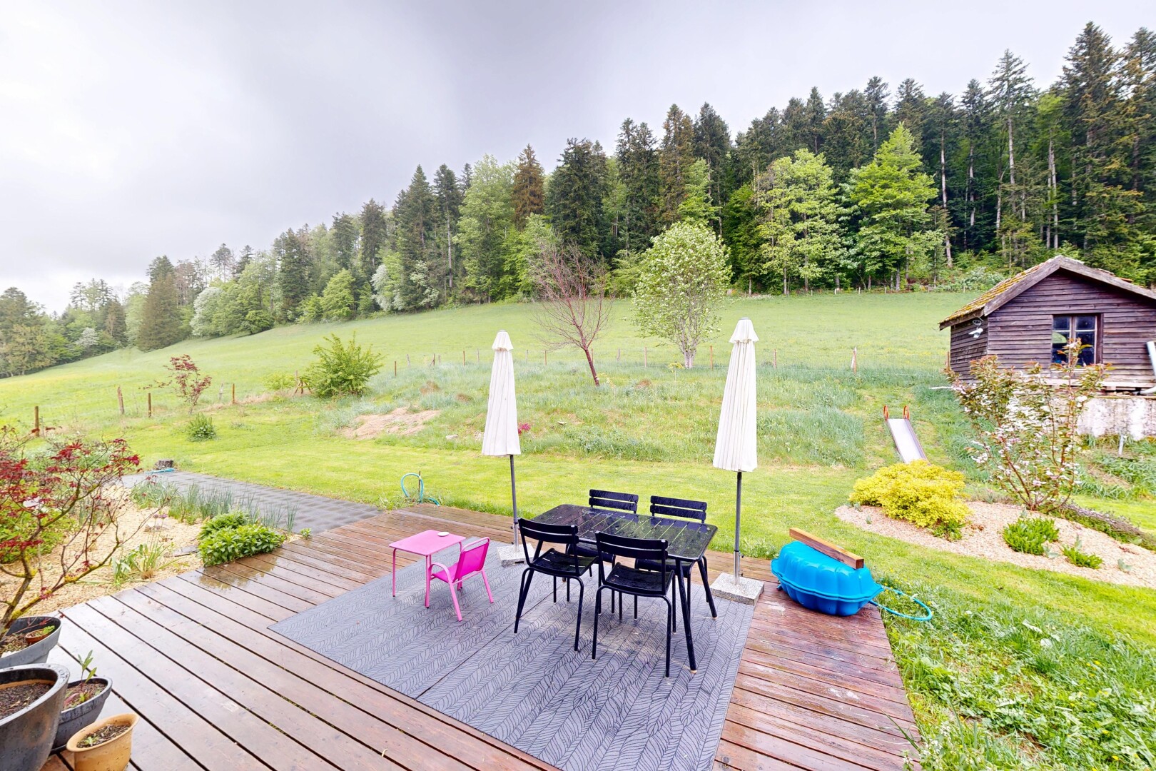 jardin avec from property, coin repas extérieur, terrasse, pelouse, et overcast