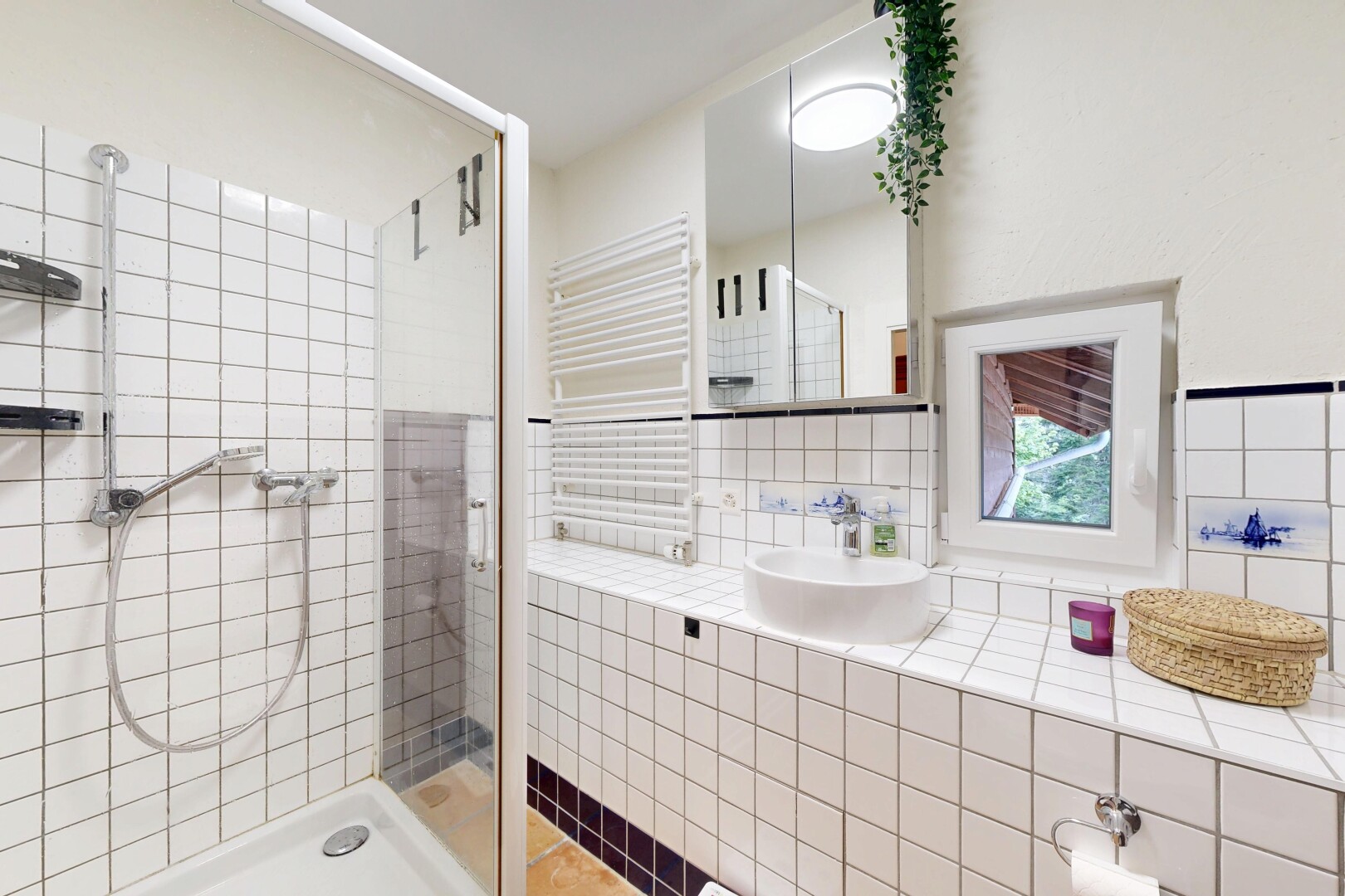 salle de bains avec douche, salle de bain complète, radiateur, évier, et inside property