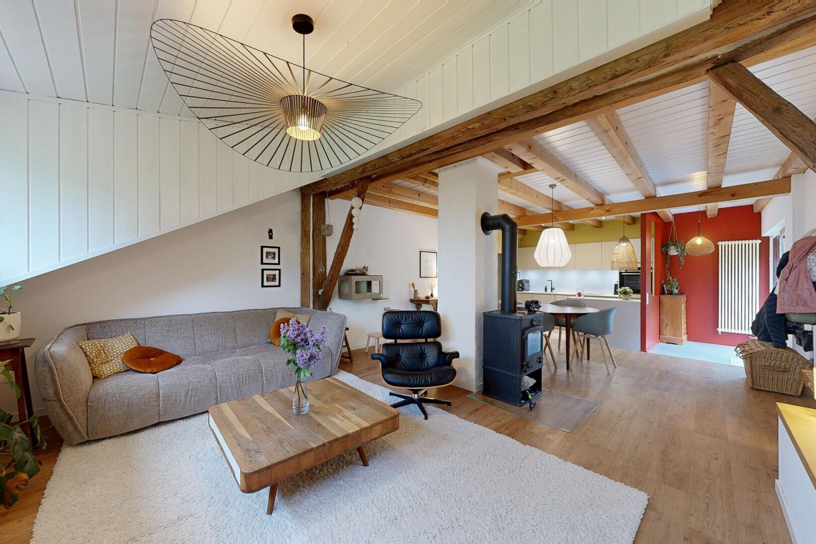 salon / salle à manger avec poêle à bois, sol en finition bois, wood finish floor, light floor, et inside property