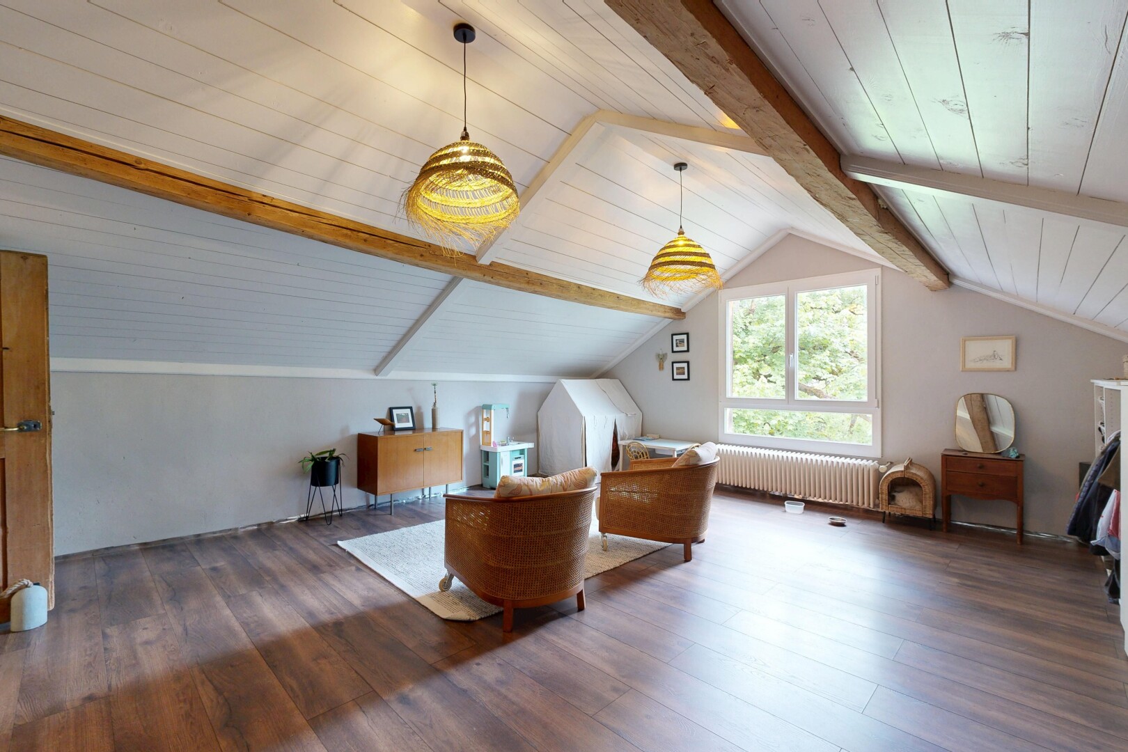pièce vide avec pièce supplémentaire, plafond à poutres, beamed ceiling, inside property, et sol en finition bois
