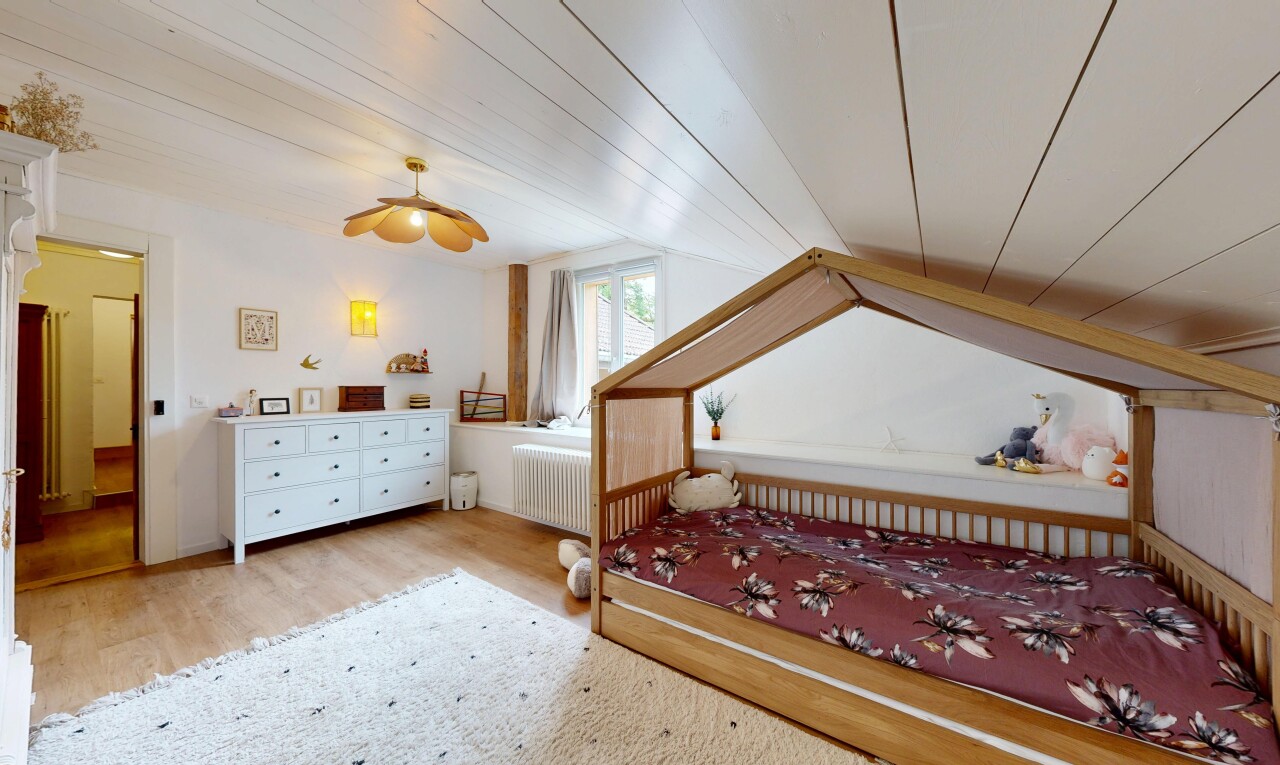 chambre avec wood finish floor, sol en finition bois, natural light, lumière naturelle, et inside property