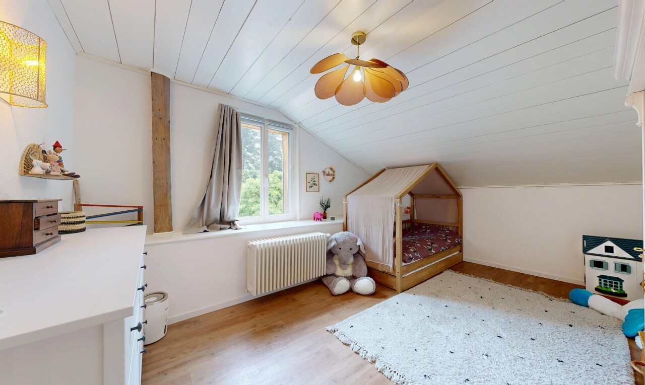 chambre avec sol en finition bois, wood finish floor, radiateur, pièce supplémentaire, et plafond voûté