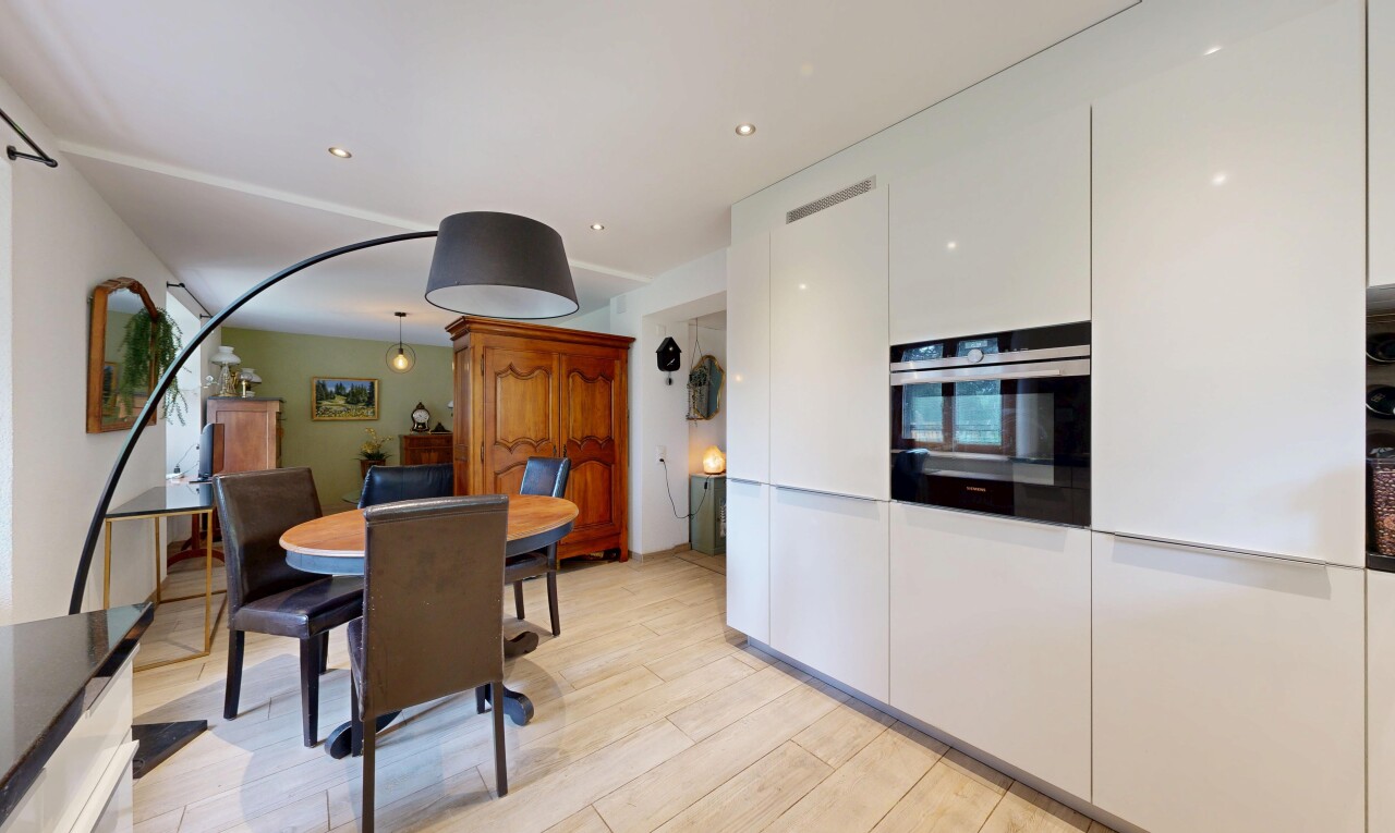 cuisine avec four, sol en finition bois, wood finish floor, light floor, et inside property