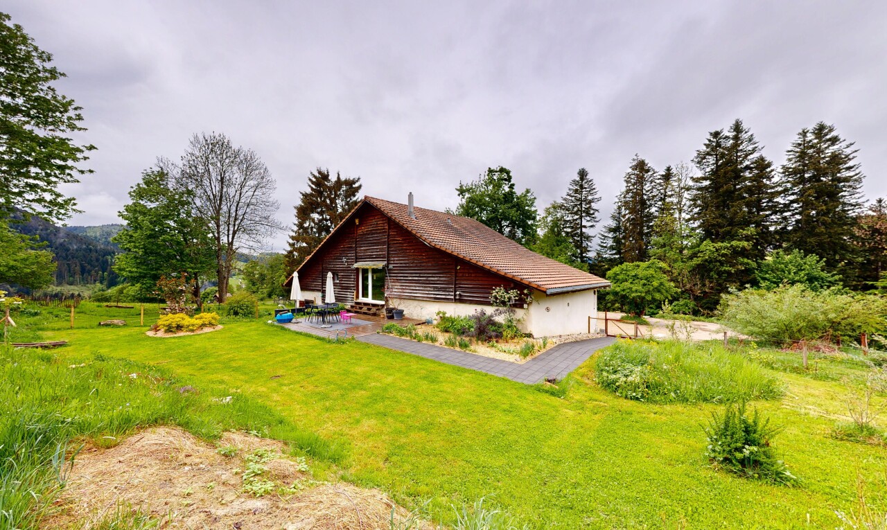 façade avec overcast, pelouse, bardage horizontal, property visible, et woods view