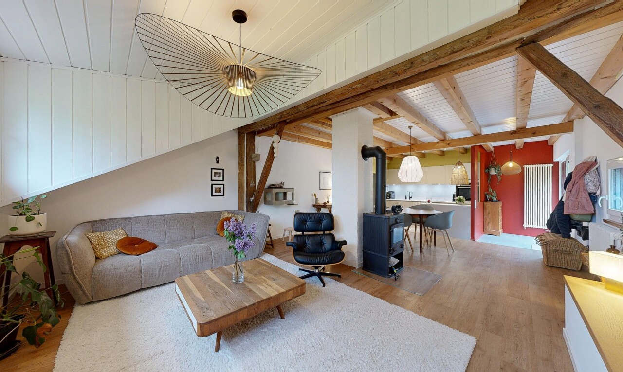 salon / salle à manger avec poêle à bois, sol en finition bois, wood finish floor, light floor, et inside property