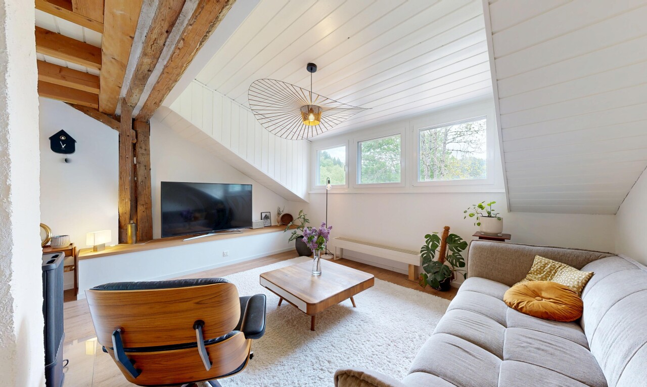 salon avec inside property, télévision, natural light, lumière naturelle, et drywall