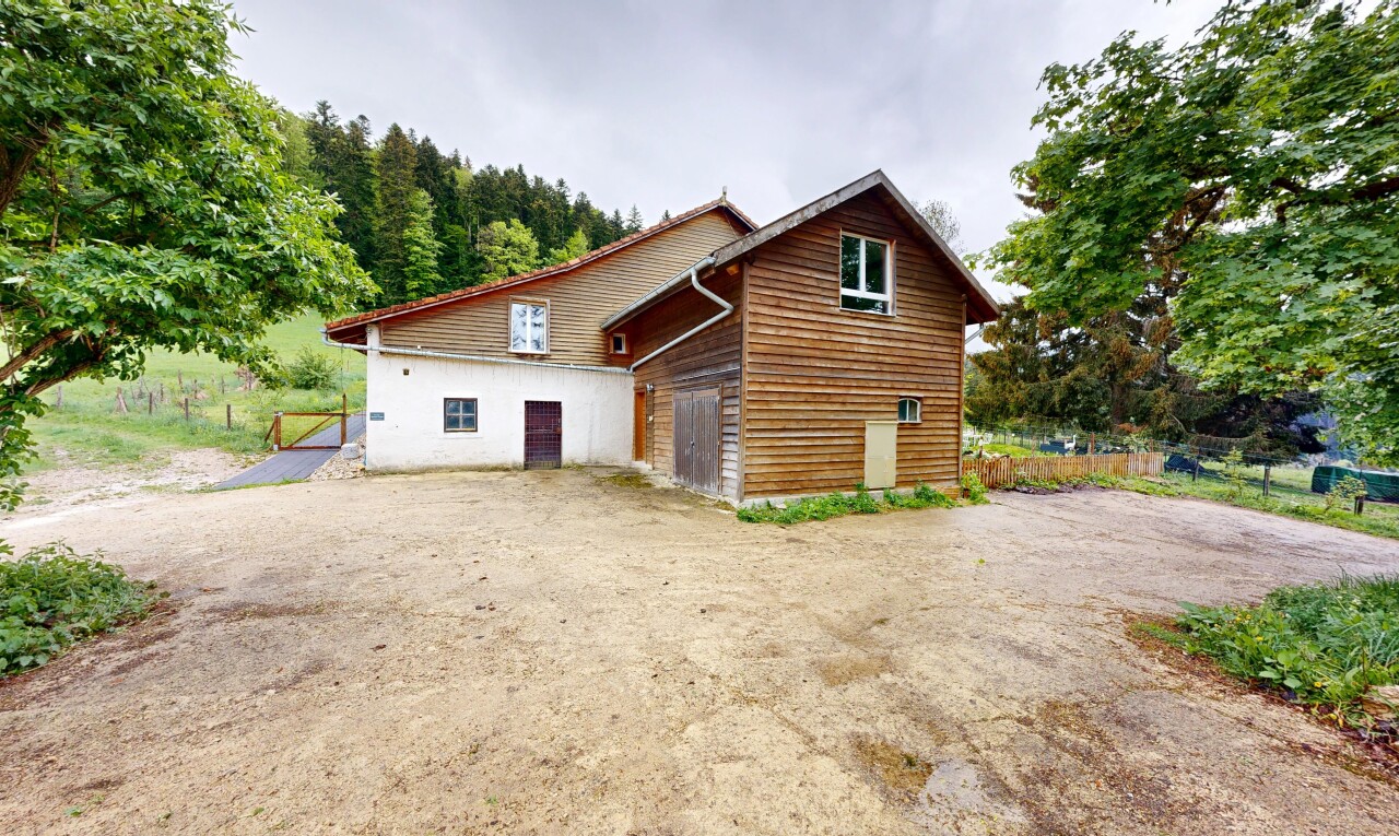 façade avec bardage horizontal, property visible, overcast, aire de stationnement, et bardage en bois