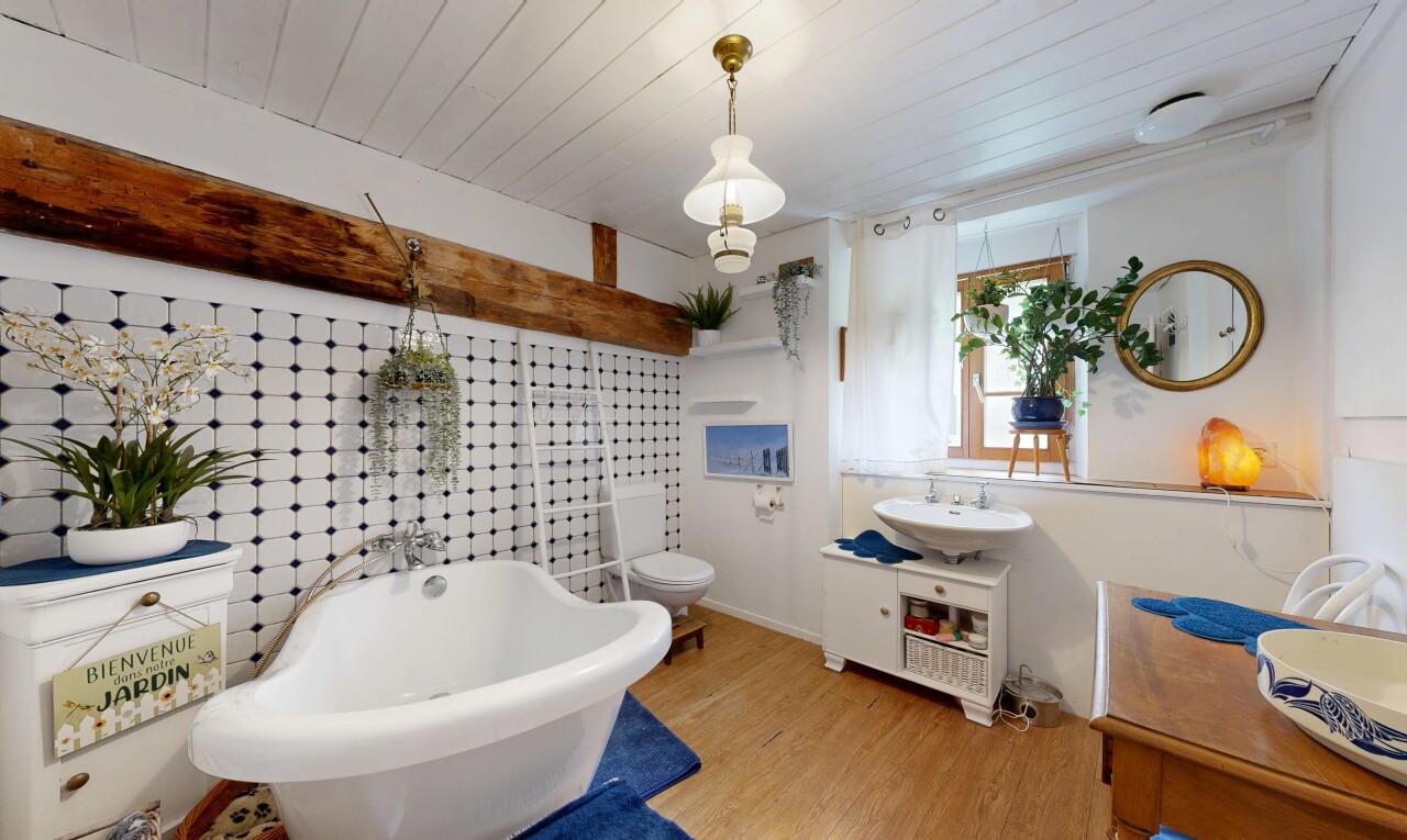 salle de bains avec salle de bain complète, bain, miroir, inside property, et sol en finition bois
