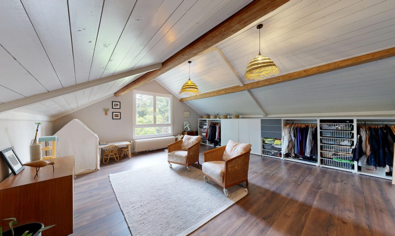 salon avec inside property, sol en finition bois, wood finish floor, plafond à poutres, et beamed ceiling