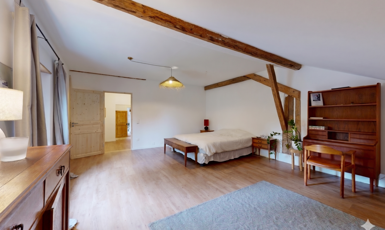 chambre avec wood finish floor, sol en finition bois, inside property, beamed ceiling, et plafond à poutres