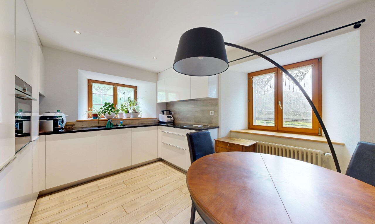 cuisine avec white cabinets, armoires blanches, flat panel cabinets, armoires à panneau plat, et wood finish floor