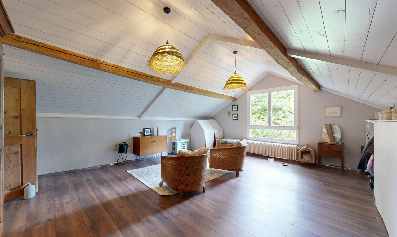 pièce vide avec pièce supplémentaire, plafond à poutres, beamed ceiling, inside property, et sol en finition bois