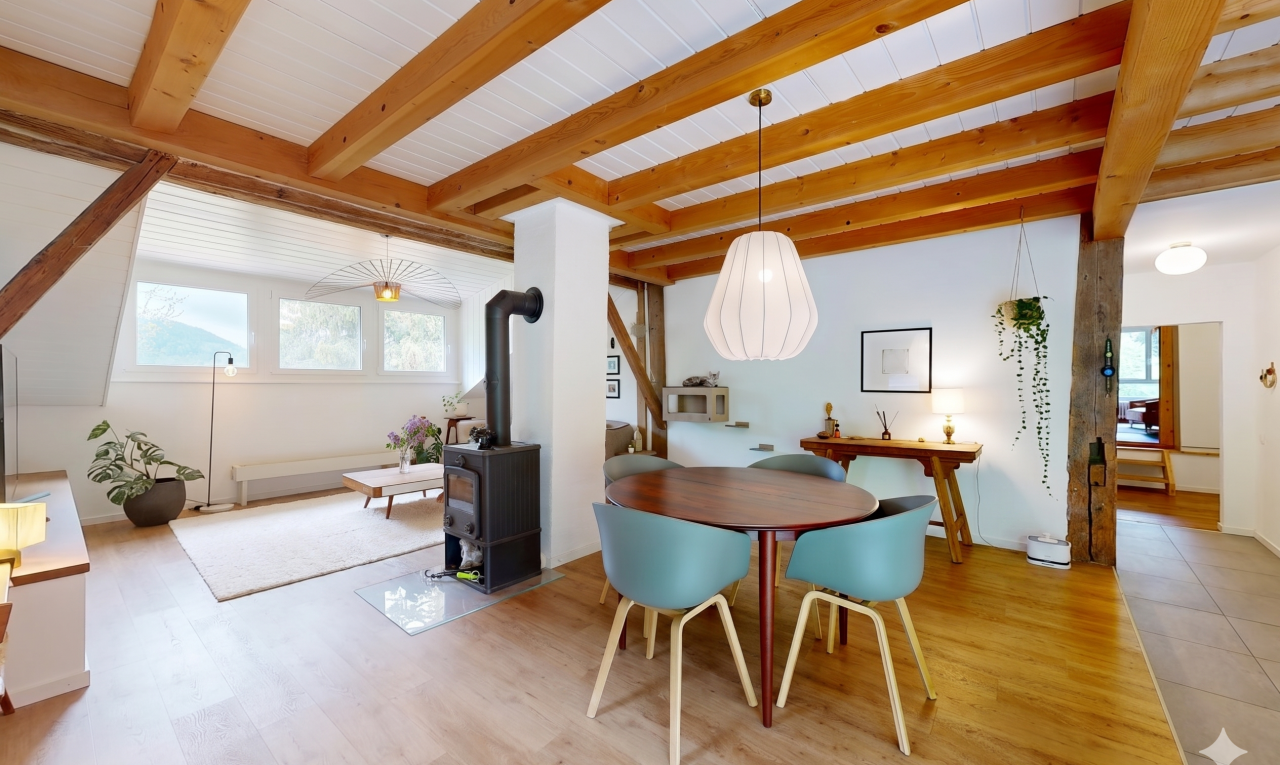 salle à manger avec poêle à bois, inside property, natural light, lumière naturelle, et wood finish floor