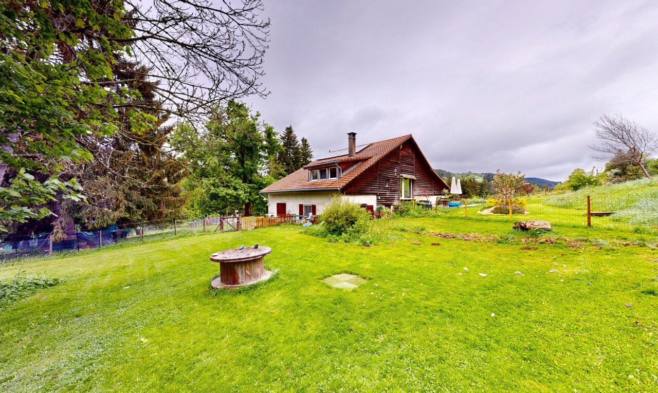 façade avec clôture, overcast, property visible, pelouse, et foyer extérieur