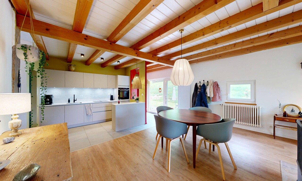 salle à manger avec light floor, backsplash, inside property, radiateur, et natural light