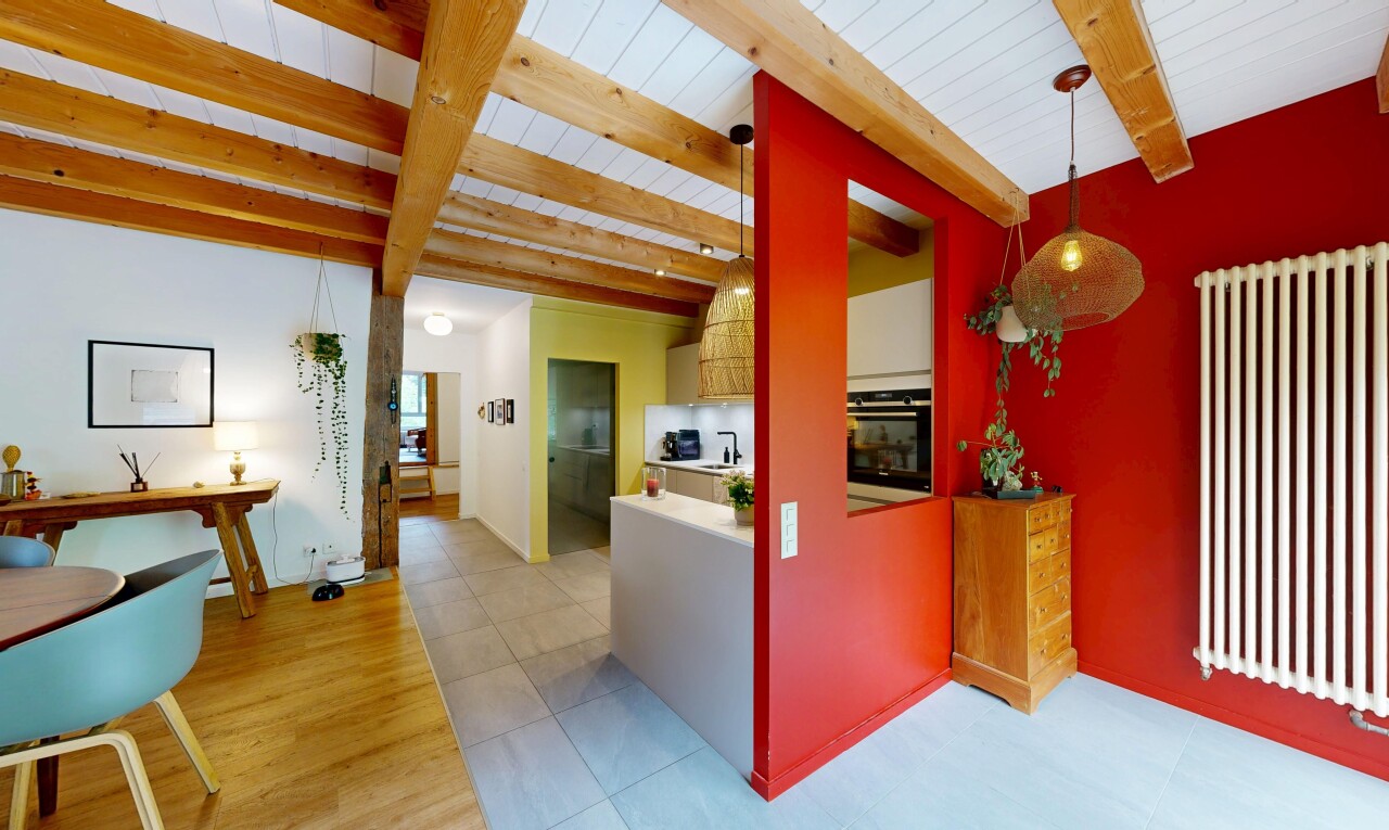cuisine avec plafond à poutres, beamed ceiling, four, inside property, et radiateur