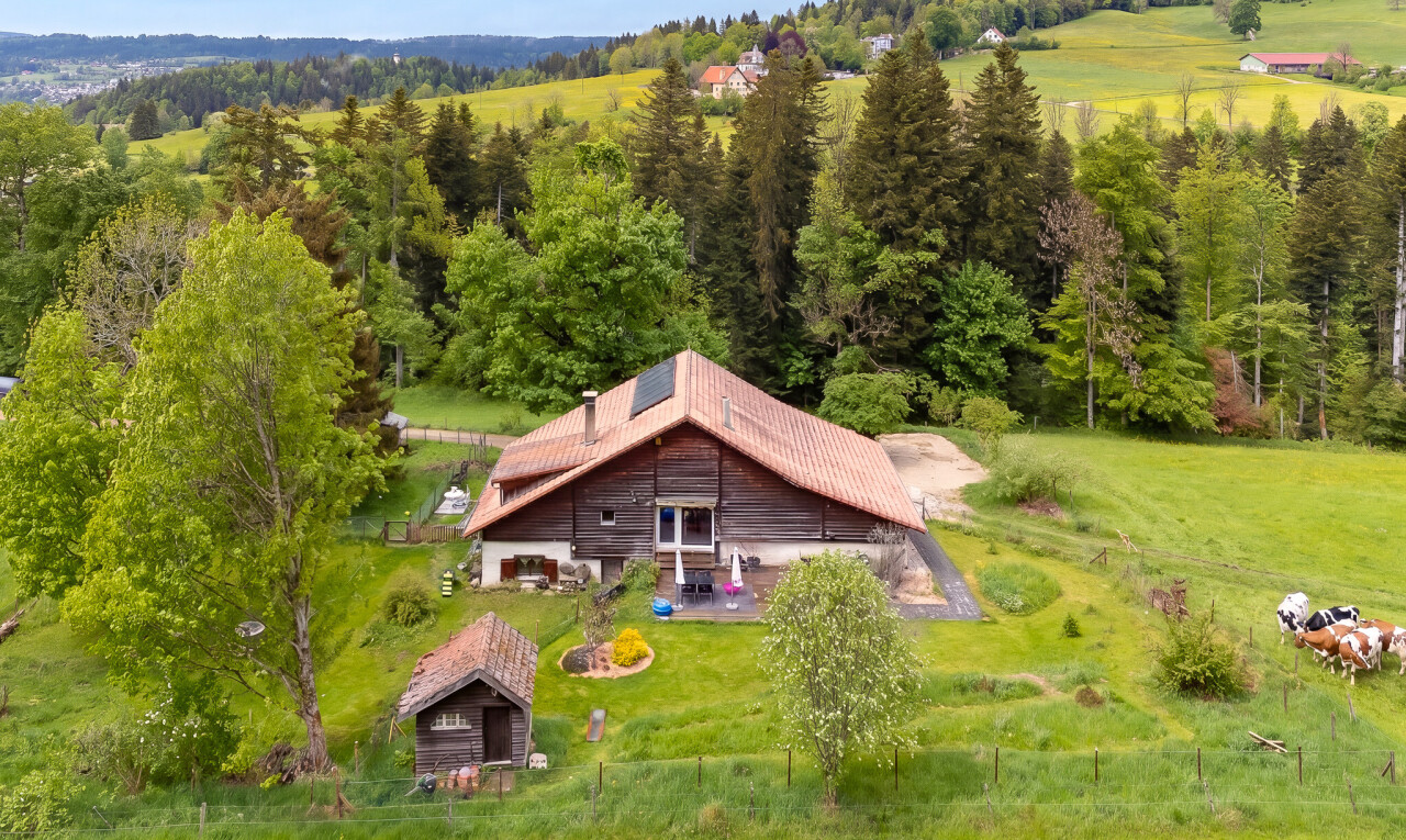 façade avec property visible, pelouse, structure extérieure, bardage horizontal, et rural view