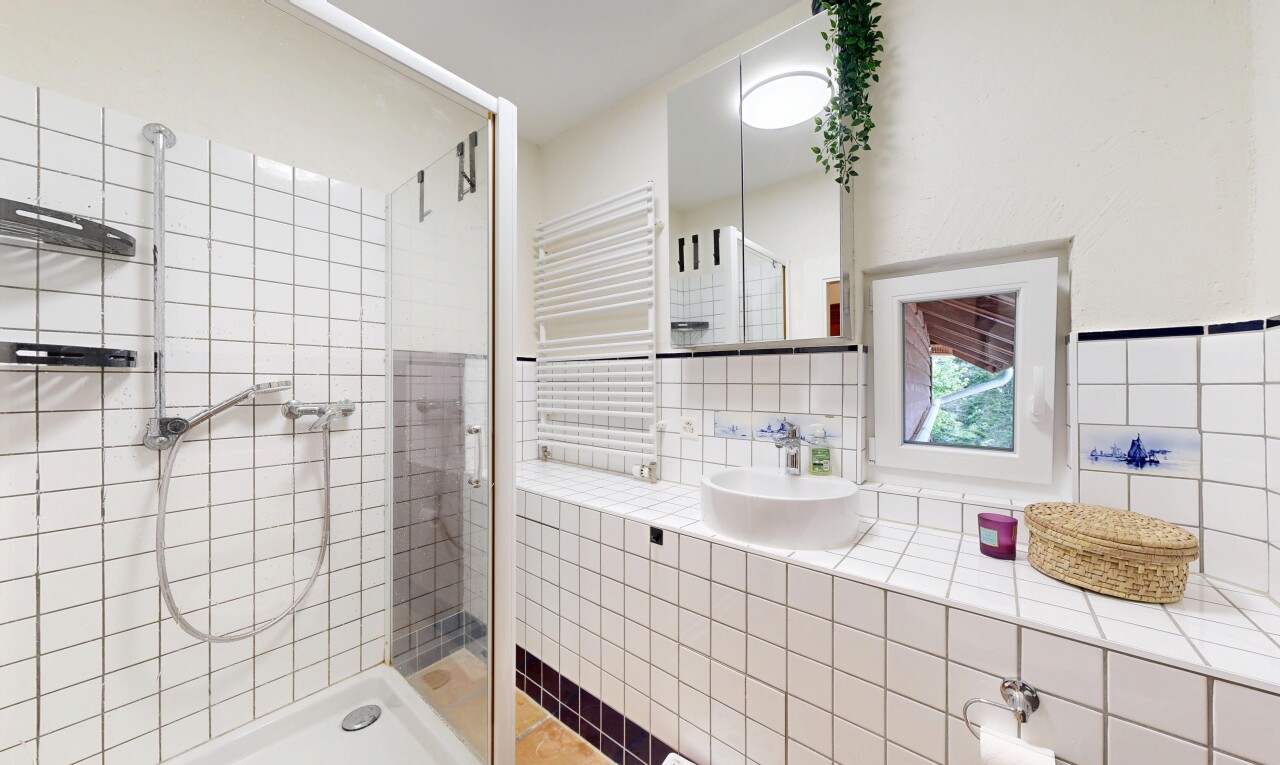 salle de bains avec douche, salle de bain complète, radiateur, évier, et inside property