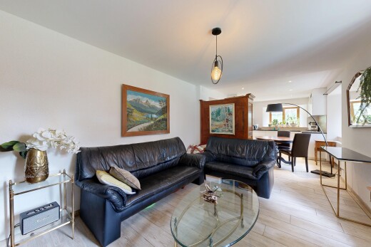 salon / salle à manger avec inside property, sol en finition bois, wood finish floor, lumière naturelle, et natural light