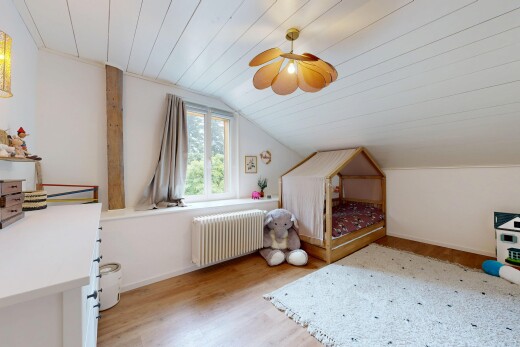 chambre avec sol en finition bois, wood finish floor, radiateur, pièce supplémentaire, et plafond voûté