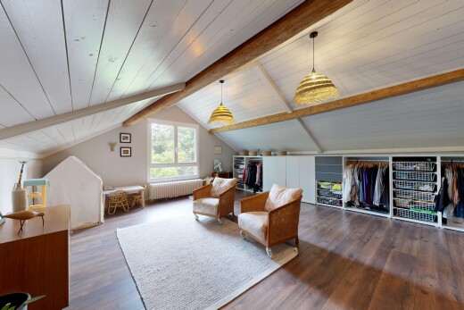 salon avec inside property, sol en finition bois, wood finish floor, plafond à poutres, et beamed ceiling
