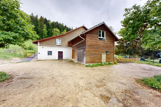 façade avec bardage horizontal, property visible, overcast, aire de stationnement, et bardage en bois
