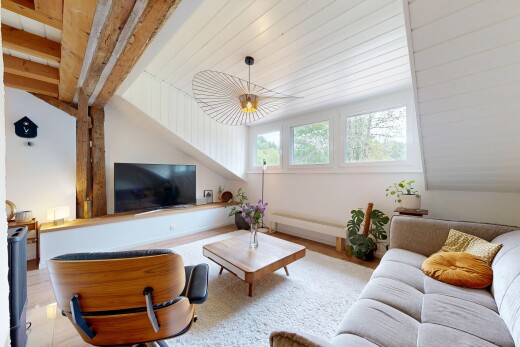 salon avec inside property, télévision, natural light, lumière naturelle, et drywall