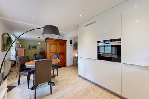 cuisine avec four, sol en finition bois, wood finish floor, light floor, et inside property