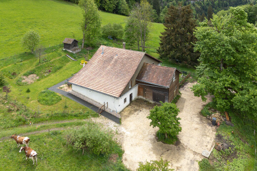 façade avec property visible, rural view, vue rurale, animal, et pelouse