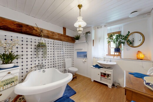 salle de bains avec salle de bain complète, bain, miroir, inside property, et sol en finition bois