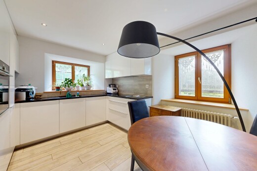 cuisine avec white cabinets, armoires blanches, flat panel cabinets, armoires à panneau plat, et wood finish floor