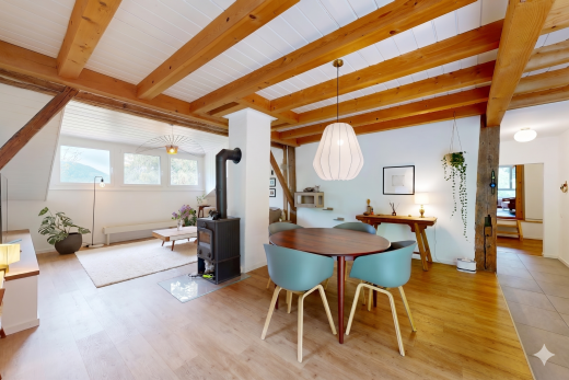 salle à manger avec poêle à bois, inside property, natural light, lumière naturelle, et wood finish floor