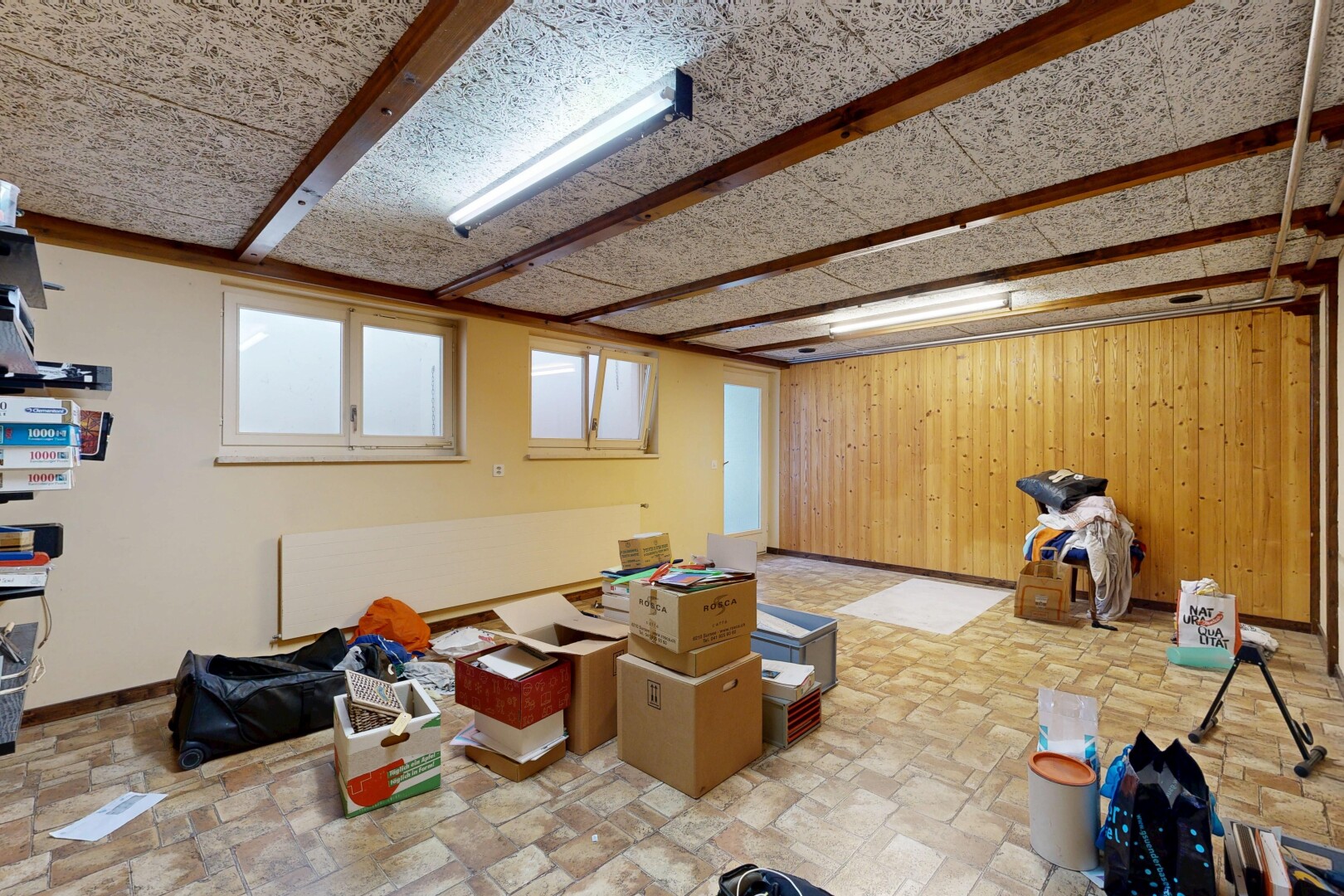 fitnessstudio mit inside property, holzwand, wood wall, sockelleisten, und baseboards wall