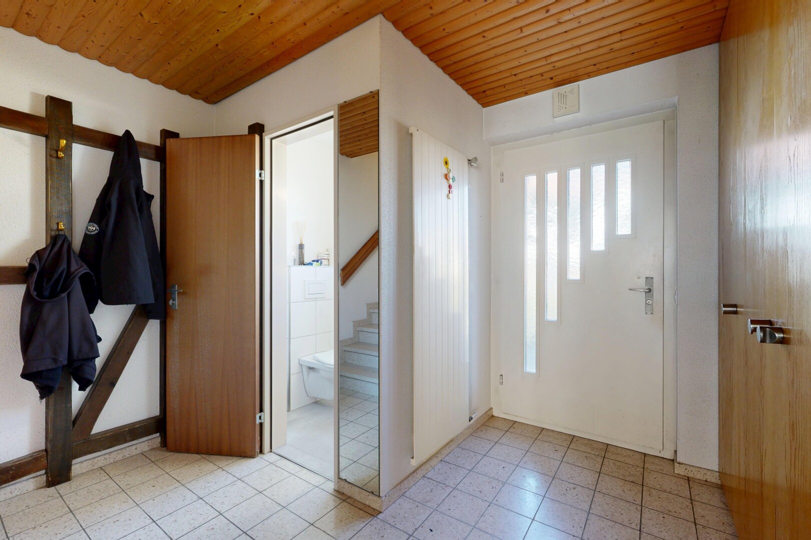 halle / korridor mit wood ceiling, holzdecke, inside property, light floor, und natural light