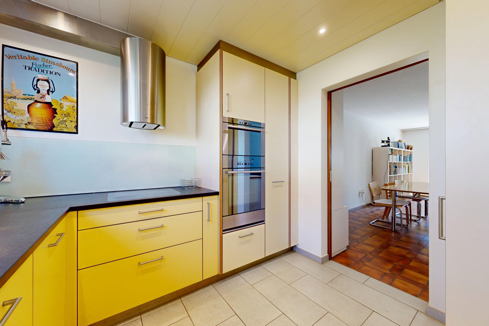 küche mit arbeitsplatten, dark countertops, inside property, dunstabzugshaube, und light floor