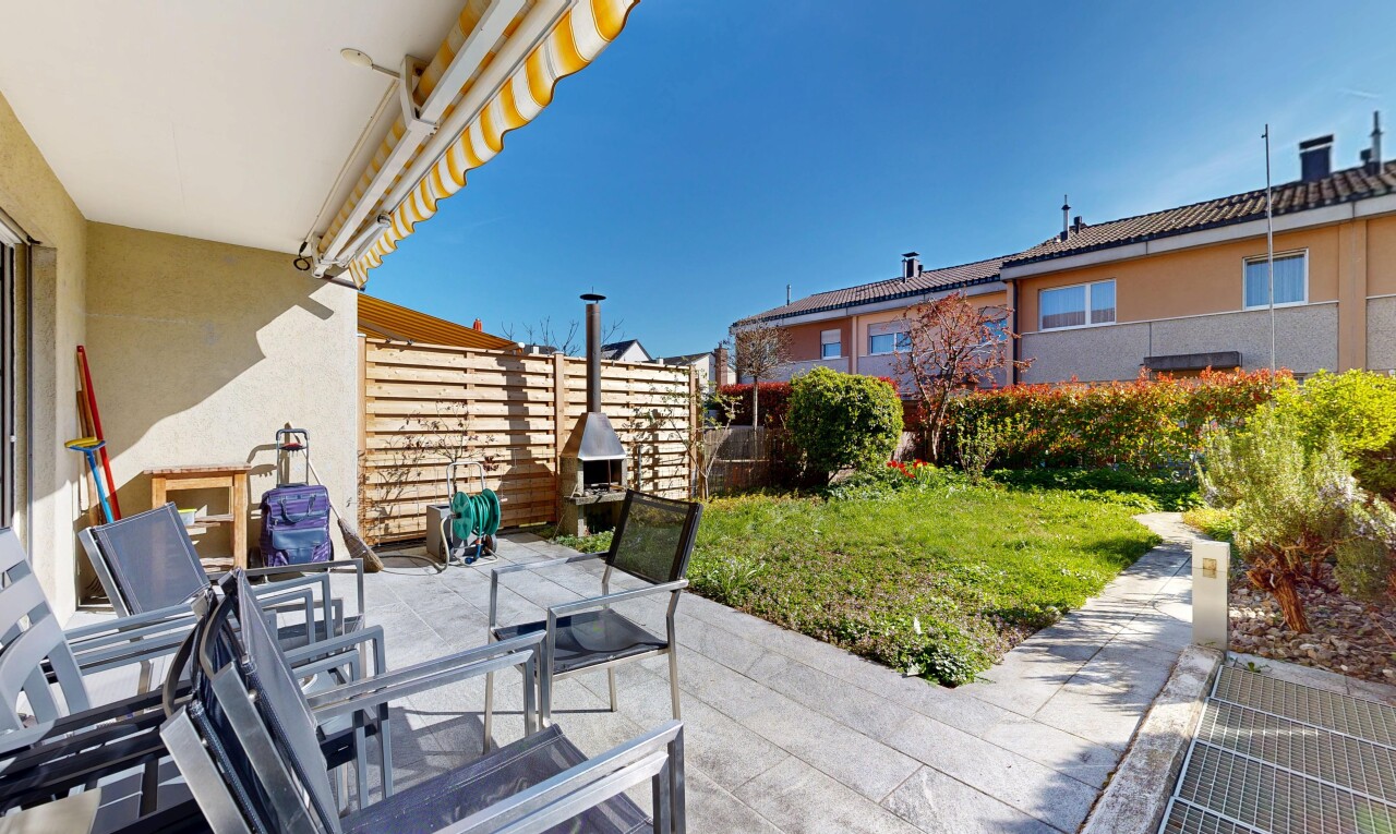terrasse mit day time, zaun, terrasse, rasen, und from property