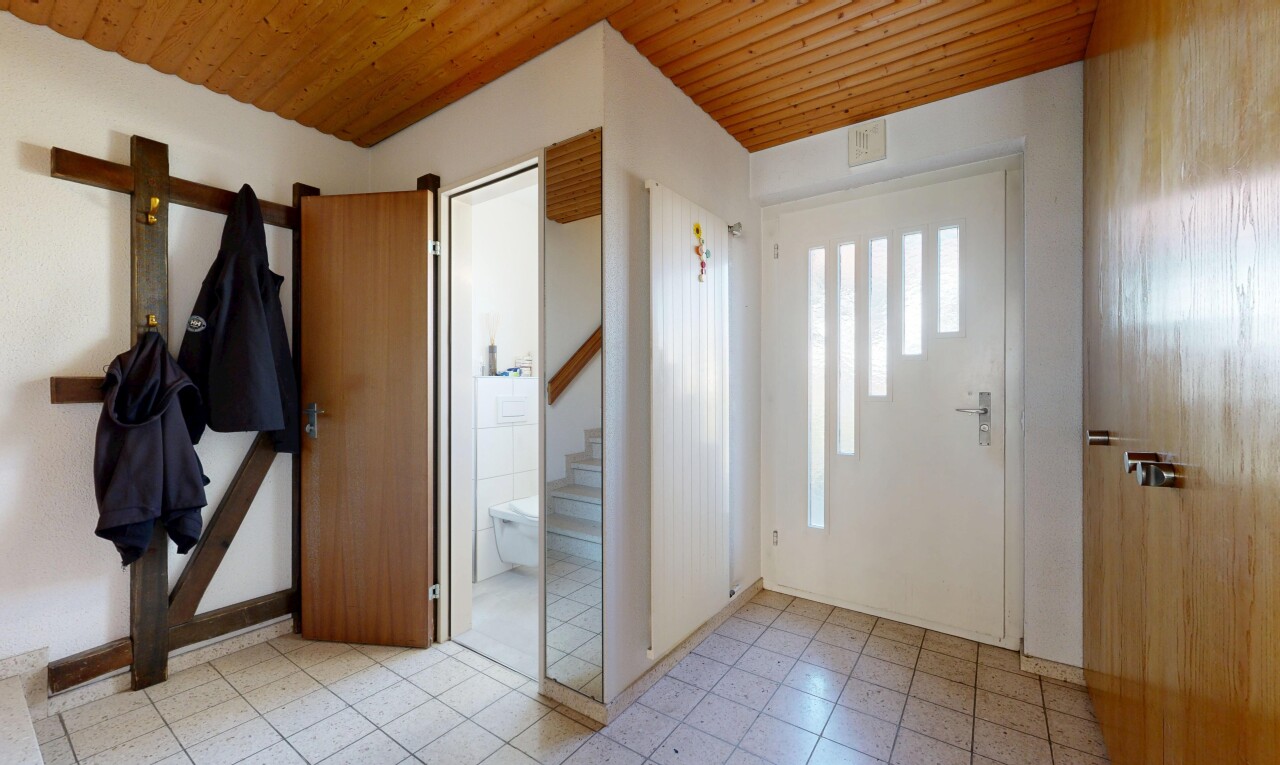 halle / korridor mit wood ceiling, holzdecke, inside property, light floor, und natural light
